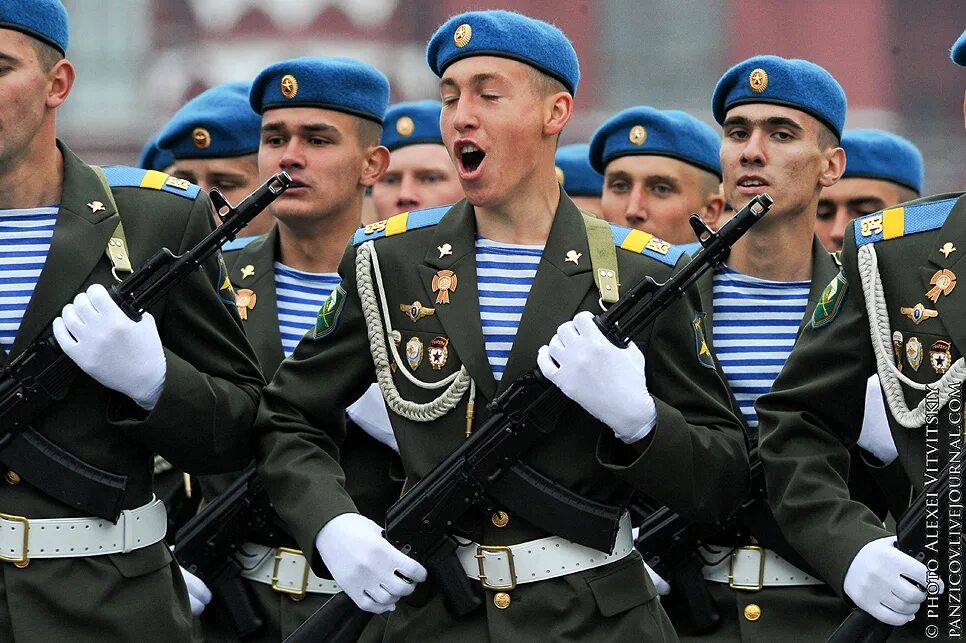 парад 2012. ряженые на параде победы 2021. бессмертный полк в томске 2012 год фото. калининград 2010. лжеветераны на параде.