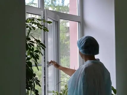Проветривание палат проводят