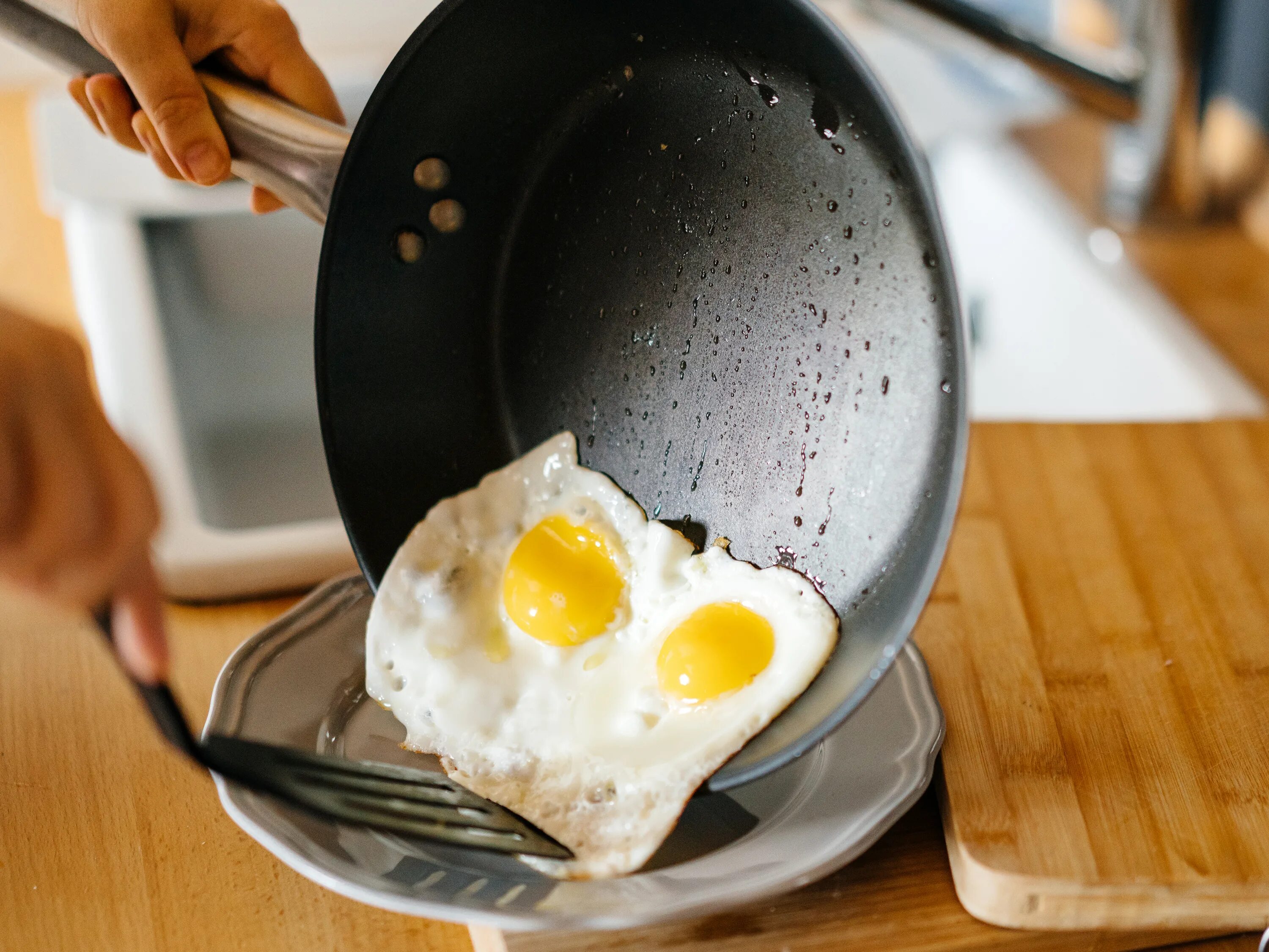 Cooked egg. Яичница. Сковородка для яичницы. Сковорода для яиц. Яичница на антипригарной сковороде.