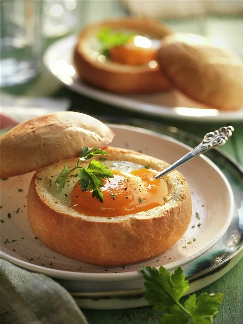 Яйца с зеленью рецепт. Блюда с ветчиной. Завтрак яйца домашний сыр зелень. Блюда из ветчины и сыра. Ветчина сыр зелень яйцо на завтрак.