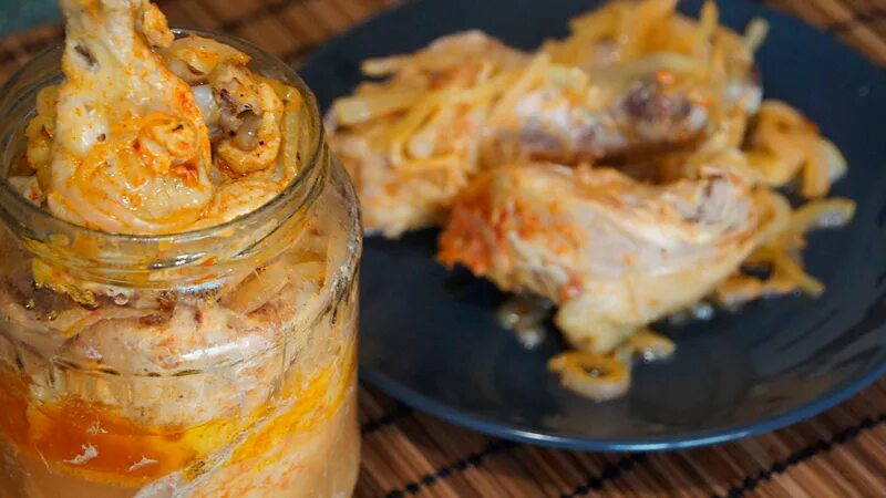 Курица с овощами в собственном соку. Курица в собственном соку в банке. курица в банке в духовке. курица в банке в духовке в собственном соку.