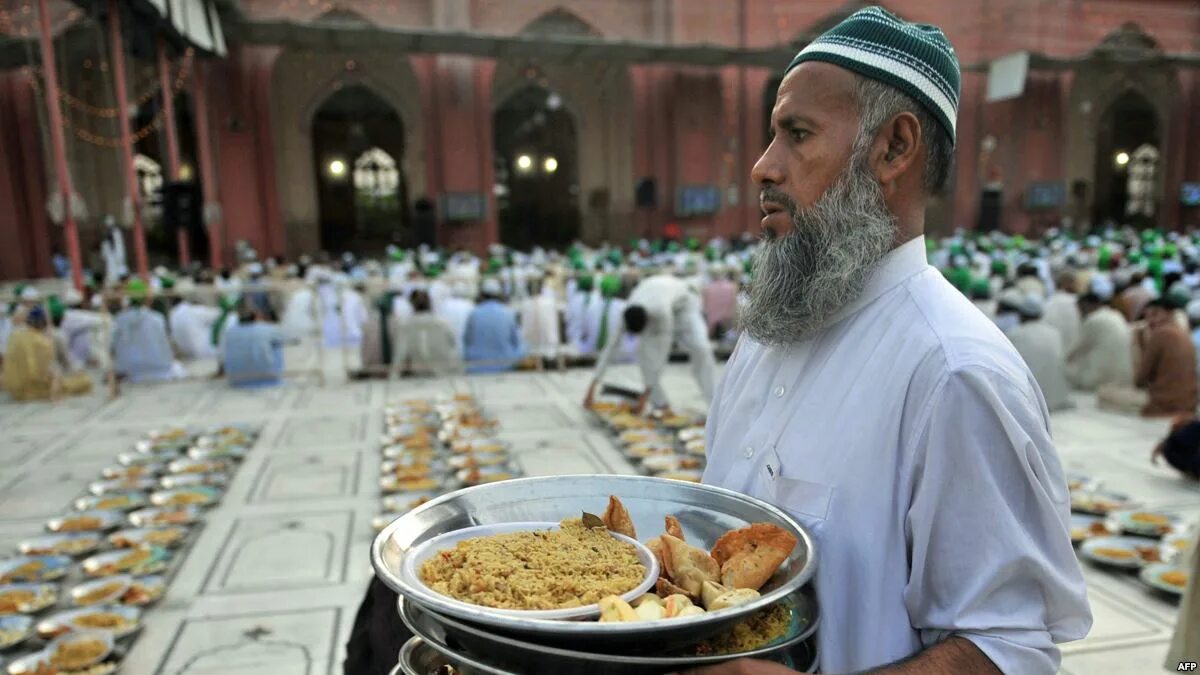 Мусульмане за едой. Еда в мусульманский пост. Оаэ ramadan ифтар. Рамазан ифтар мусульман. Мусульманский пост.