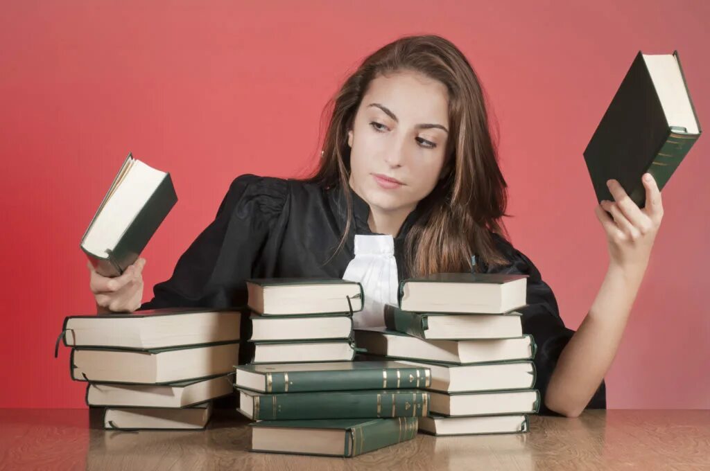 Бесплатное юридическое образование. Студент юрист. Студент с книгами. Изучение законодательства.