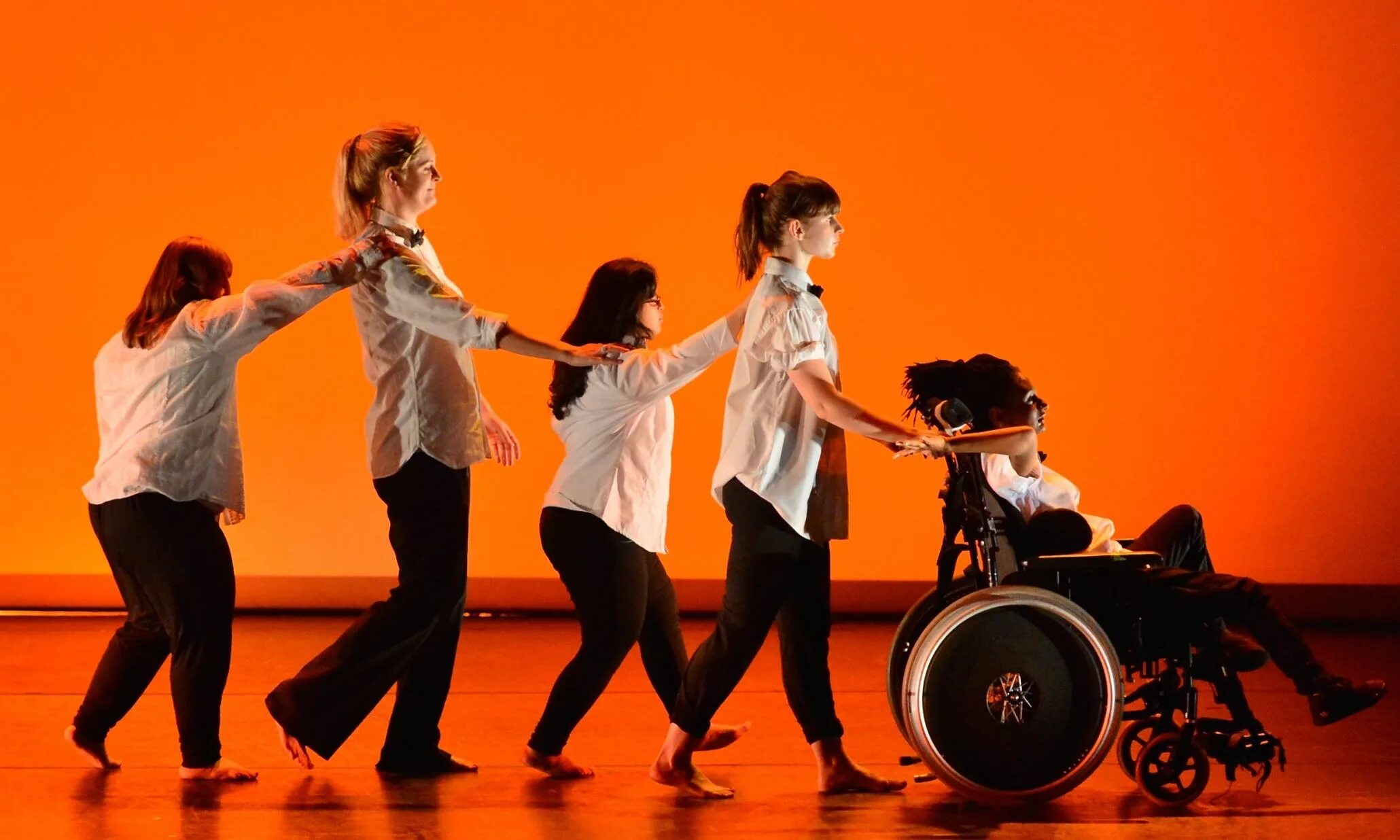 School performance. Diversity танцевальная группа. Танец колясочников. Движение инвалидов цветок. Картинка инклюзивный танец для малышей.