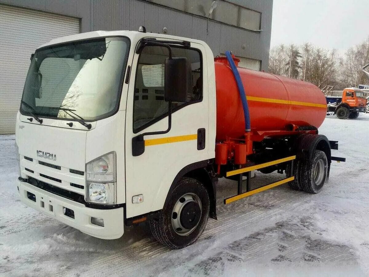 Ассенизатор 5 кубов. Вакуумная машина Isuzu npr75. Ассенизатор Исузу 5 кубов. Isuzu Elf ассенизатор. Isuzu 75 ассенизатор.