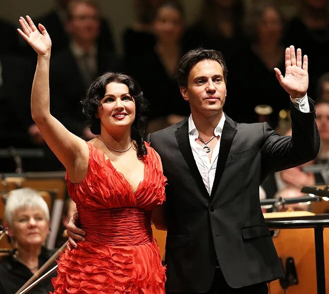 Тенор девушки. Пётр бечала польский певец. Тенора 21 века. Анна нетребко и эрвин шротт 2013. Драматический тенор пётр бечала.