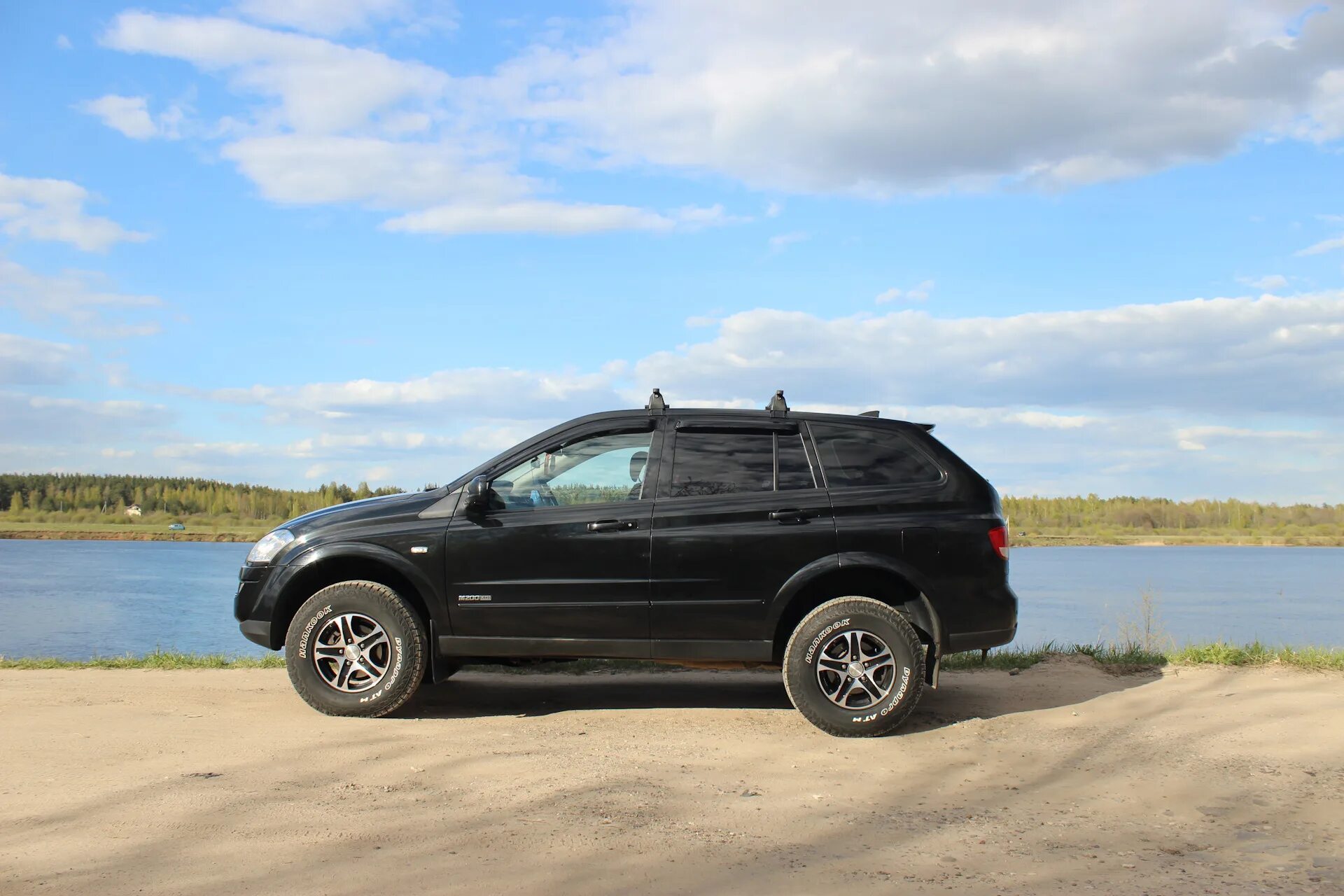 Санг Йонг Кайрон. SSANGYONG Kyron оффроад. Саньенг Кайрон лифтованный. Кайрон на 20 дисках. Авито санг кайрон