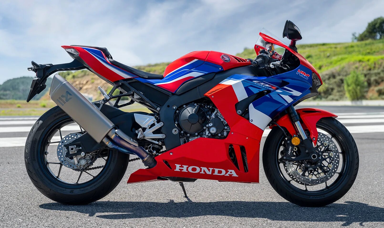 Купить мотоцикл сбр. Honda cbr1000rr Fireblade. Honda Fireblade 1000. Honda 1000rr Fireblade. Honda Fireblade cbr1000rr-r 2022.