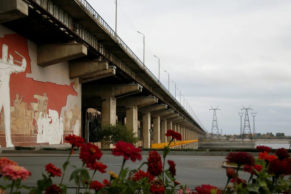 Волжская гэс область. ГЭС Волжского Волгоградской области. Волжская ГЭС. Волжская ГЭС панно энергия народу. Энергия — народу» на Волжской ГЭС.