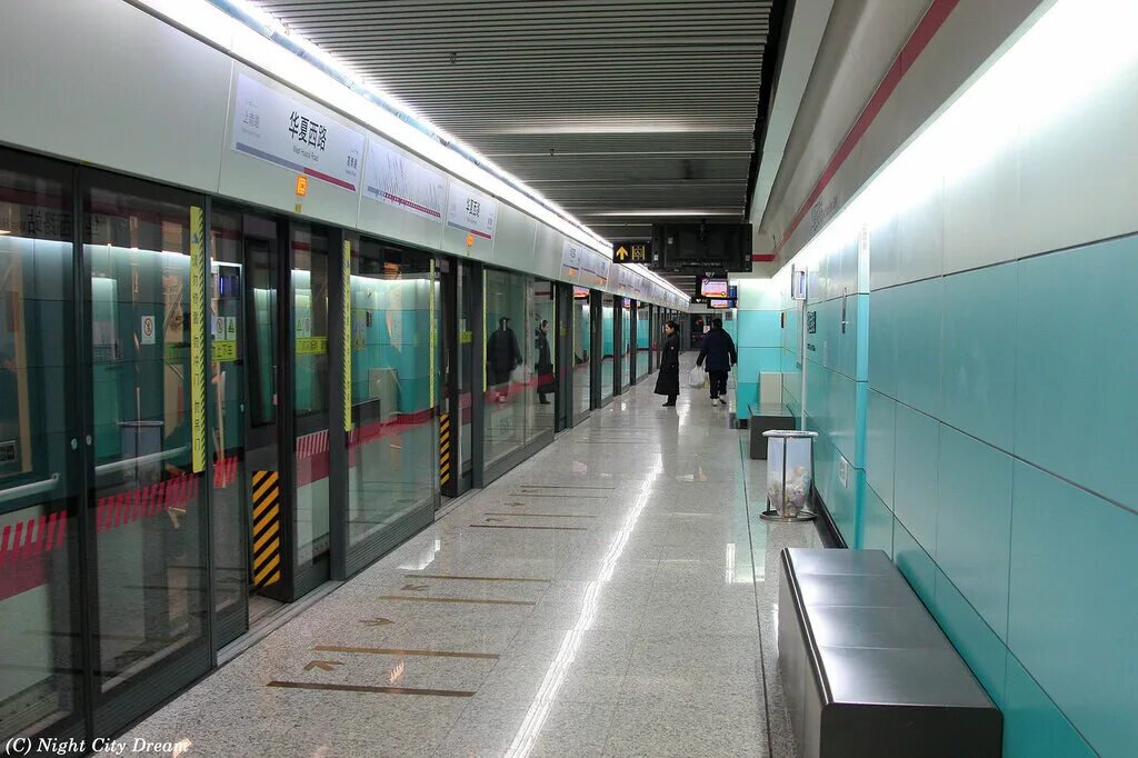 Станции метро токио. Метро токио час пик. Станции метро токио. Азиаты в метро. Азиатское метро.