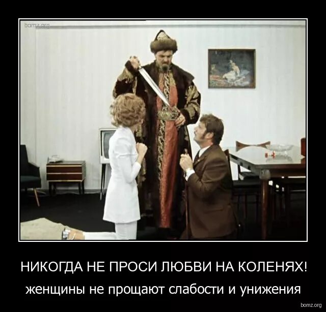 женщин даже наказать нельзя им это нравится. парень лежит на коленях у девушки. муж пришел домой. девочка сидит на парне. положил я лене на колени.