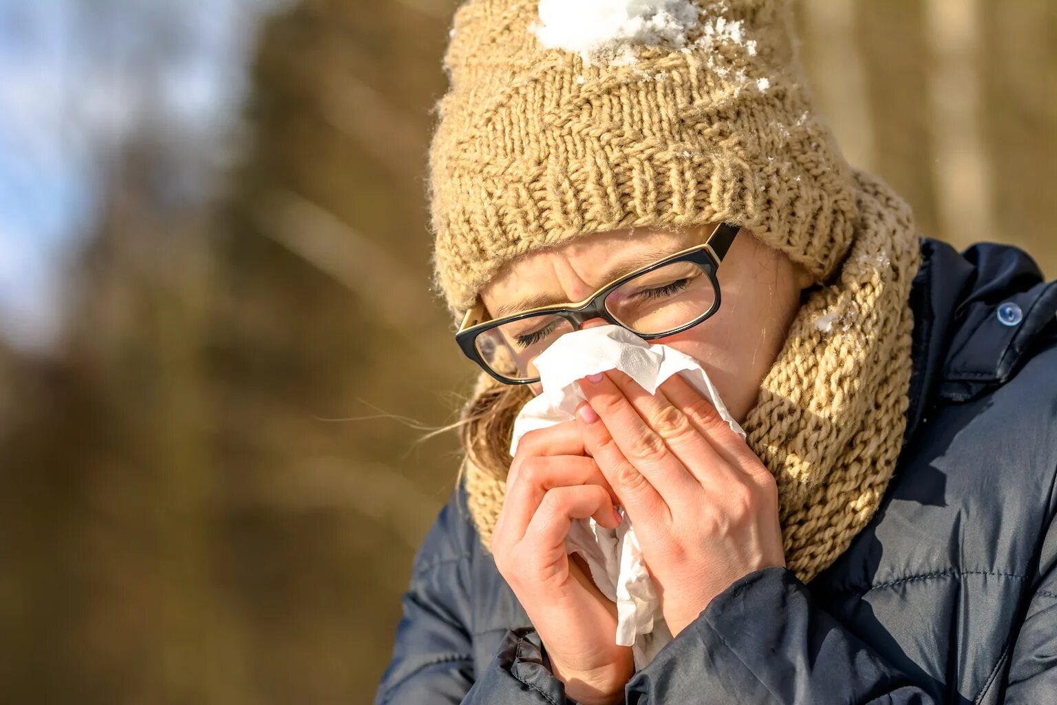 Насморк зима. Холод. Аллергический ринит на холод. Насморк на холоде. Common cold