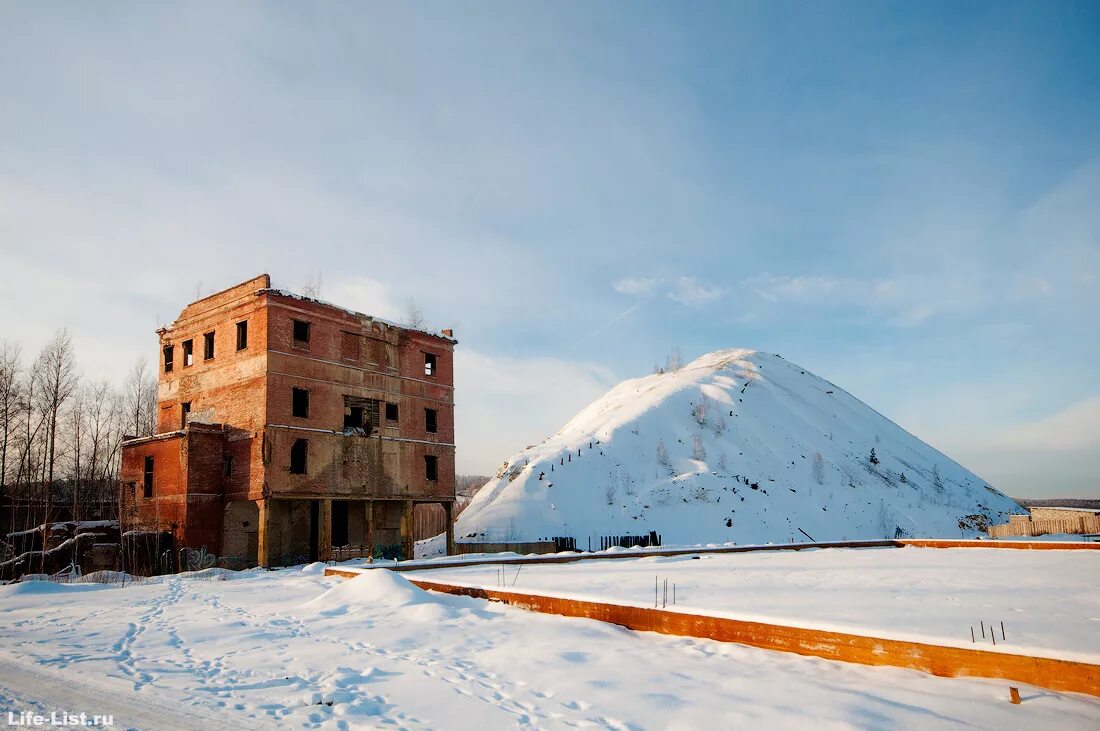 Дегтярск памятник летчику. Известковый пруд дегтярск. Моджи дегтярск. Дворец культуры дегтярск. Терриконник в дегтярске.
