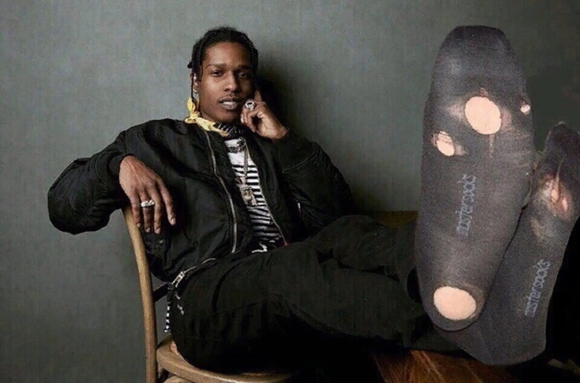 ASAP Rocky дырявые носки. Негр в носках. Носки с негром. Носки Трэвис Скотт. Видео рэпера в носке