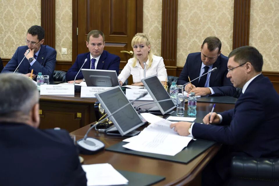 Областная дума тюмень. Депутаты тюменской областной думы. Общественная палата тюмень. Тюменская область государственные гражданские. Дом правительства тюмень.