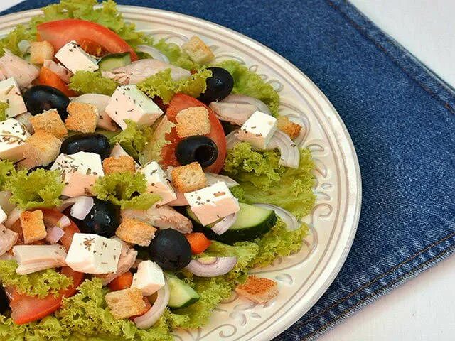 Греческие сухарики. Греческий салат с сухариками. Греческий салат с курицей и сухариками. Салат греческий с курицей классический.