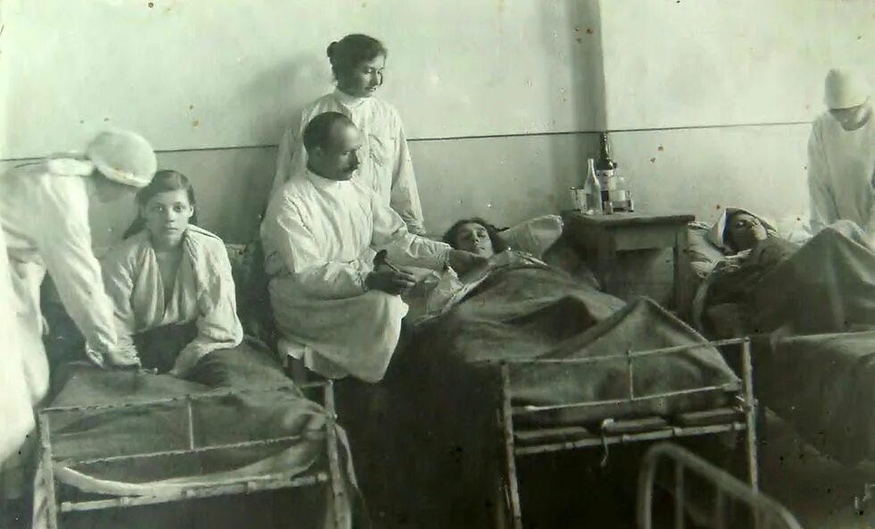 Открыл первую больницу для детей раннего возраста. Больница СССР 1930 Е годы. Старинная больница.