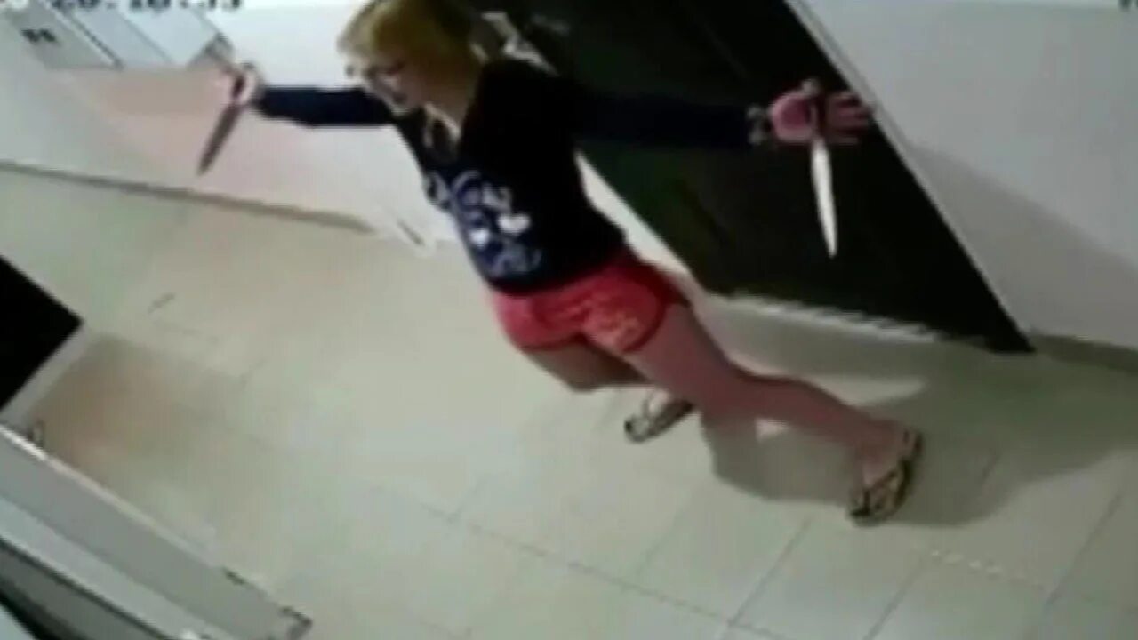 Покажи видео нападение. Женщина нападает с ножом.