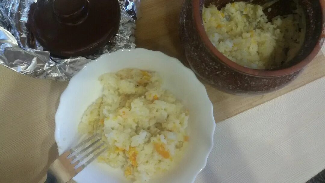 Горбуша запеченная с рисом. Минтай на сковороде с рисом и овощами. Приготовить минтай с рисом. Минтай с рисом и овощами. Минтай с рисом рецепт.