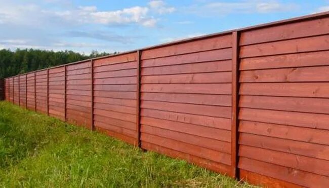 Сколько стоит метр деревянного забора. Забор американка деревянный. Забор из досок горизонтальный. Забор деревянный горизонтальный. Забор из досок горизонтальный внахлест.