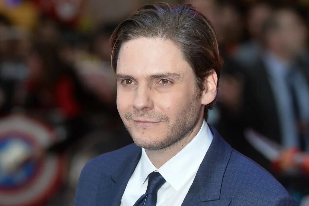 Актер даниэль брюль. Даниэлем брюлем. Даниэль брюль священник. Даниэль рихтман. Антон брюль.