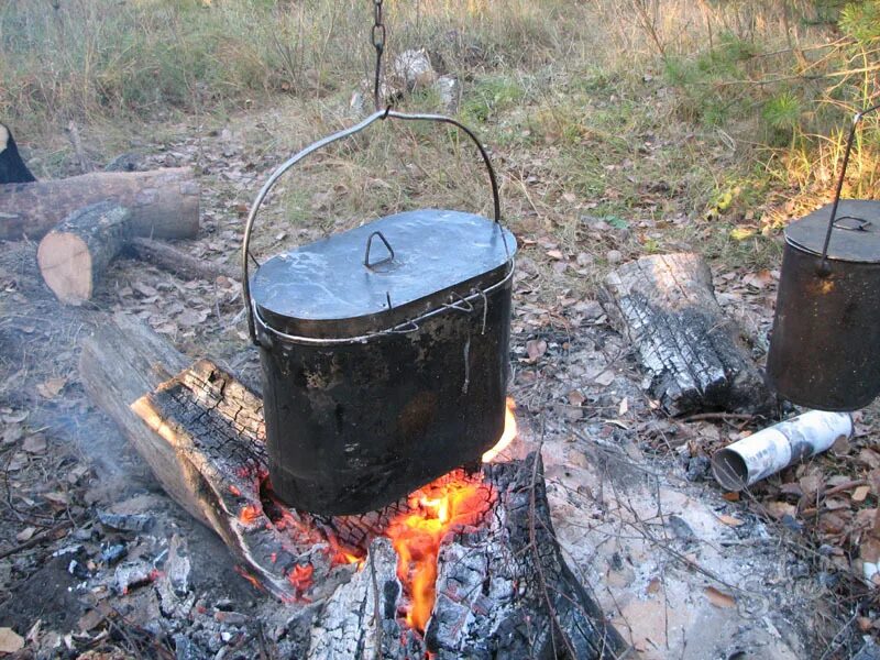 Копчение сала в бочке горячим способом. Копченое мясо. Копчение. Закопченный на костре. Копчение рыбы на доске на костре.