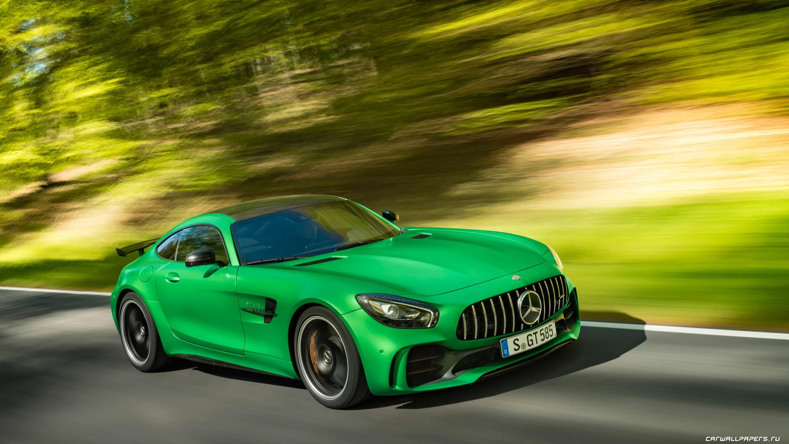 Зеленый автомобиль на дороге. Мерседес Бенц АМГ ГТ. Mercedes AMG GTR. Мерседес АМГ ГТ 2016. Мерседес Бенц АМГ ГТ зелёный.
