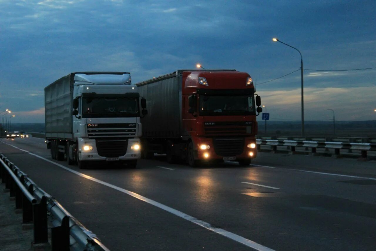 Дальнобойщики ночью. Volvo vnl в сша. Какой дальнобой. Дальнобой ночью. Какой дальнобой.
