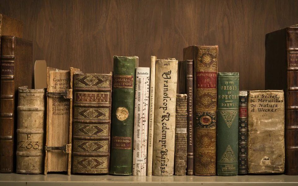Стопка старинных книг. Коллекция старинных книг. Старинные и новые книги. Стопка книг. Старые книги.