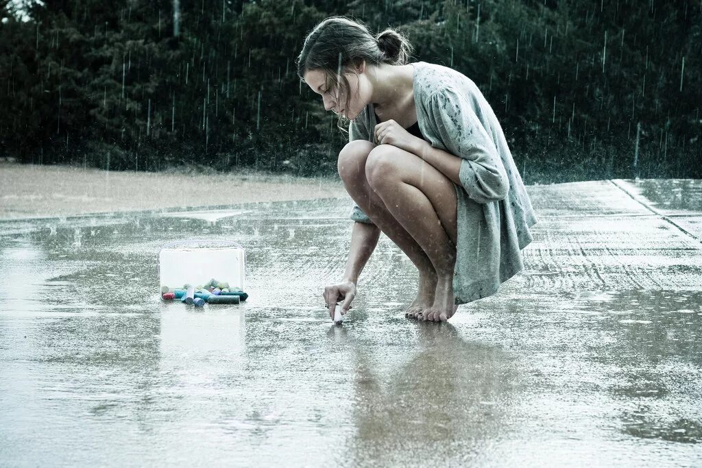 Женщина под дождем. Девочка под дождем. Девушка по дождем. Девушка дождь.