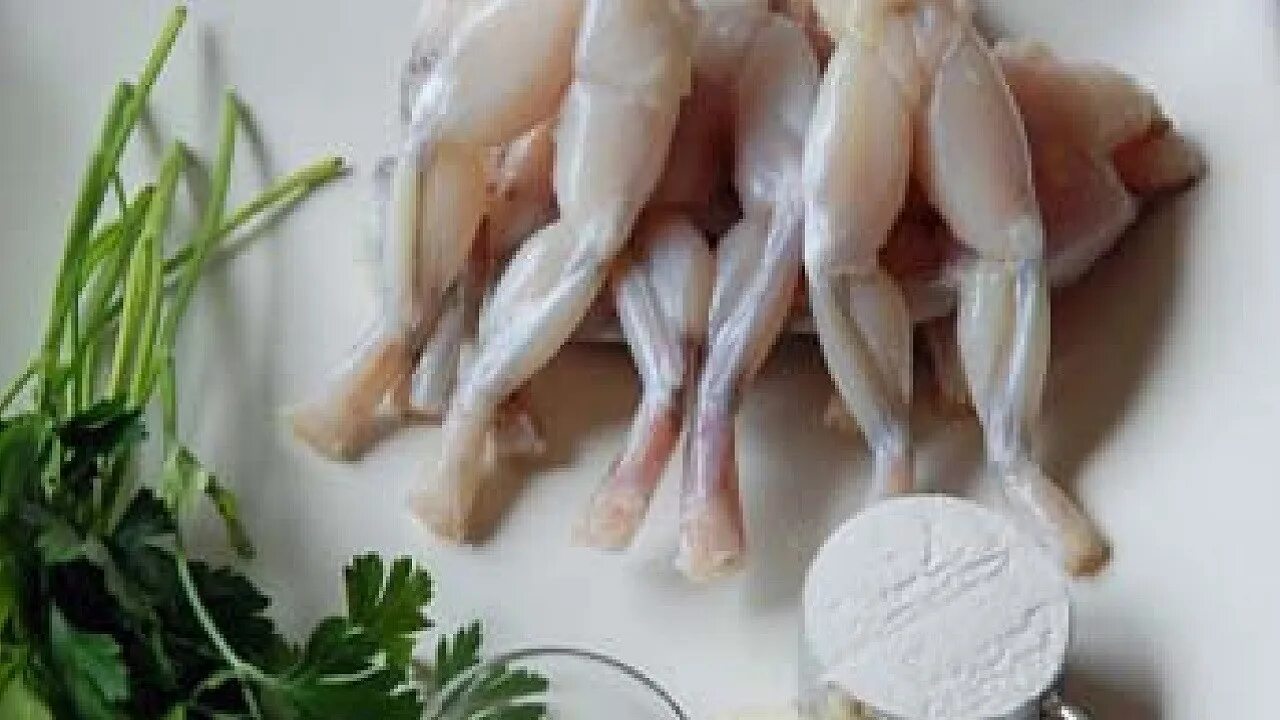 Frog legs. Лягушачьи лапки во Франции. Французская кухня лягушачьи лапки. Лягушачьи окорочка. Лапки лягушачьи запеченные.