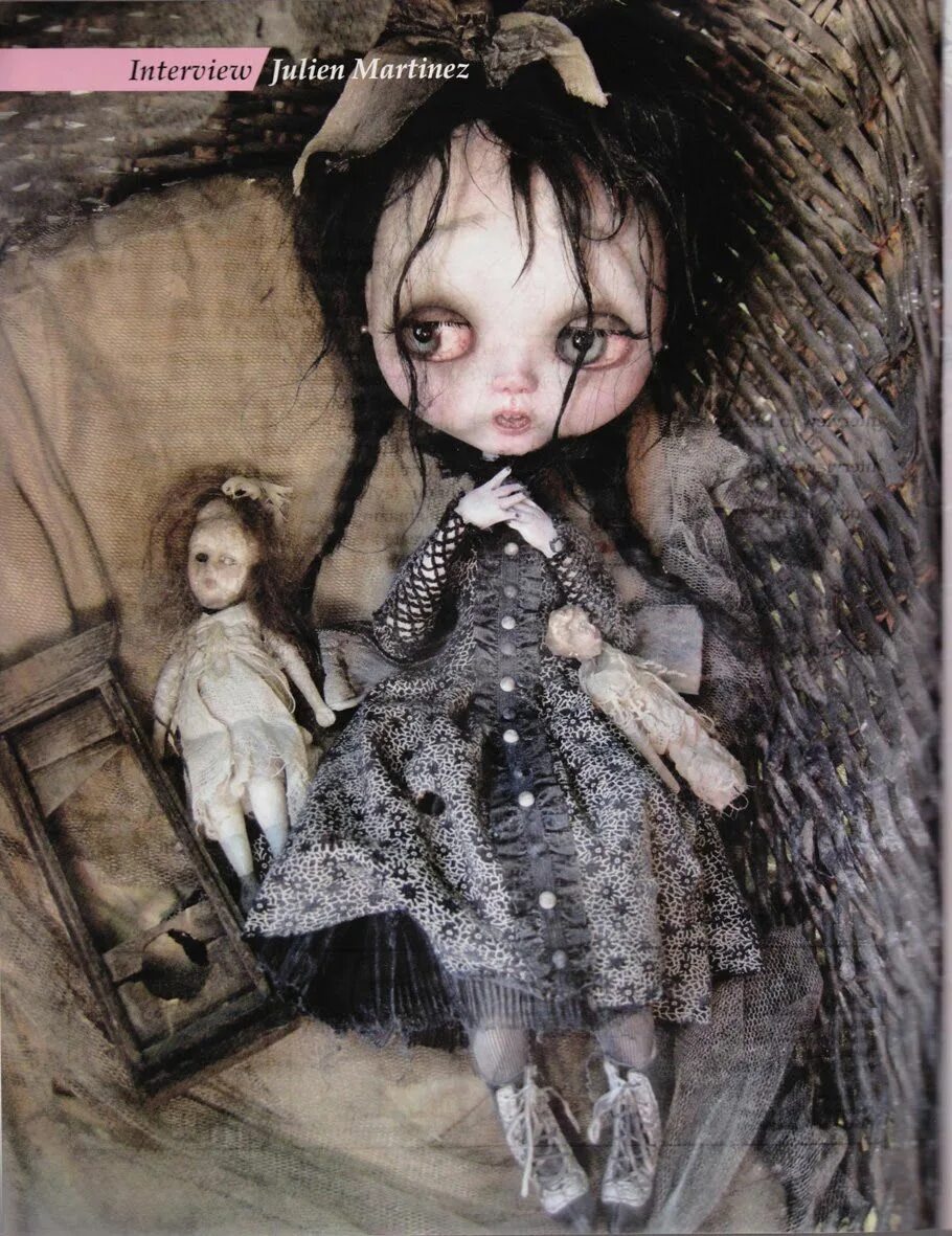 сломанные куколки. красивая сломанная кукла. разбитая фарфоровая кукла. страшные куклы игрушки. сломанная игрушка.