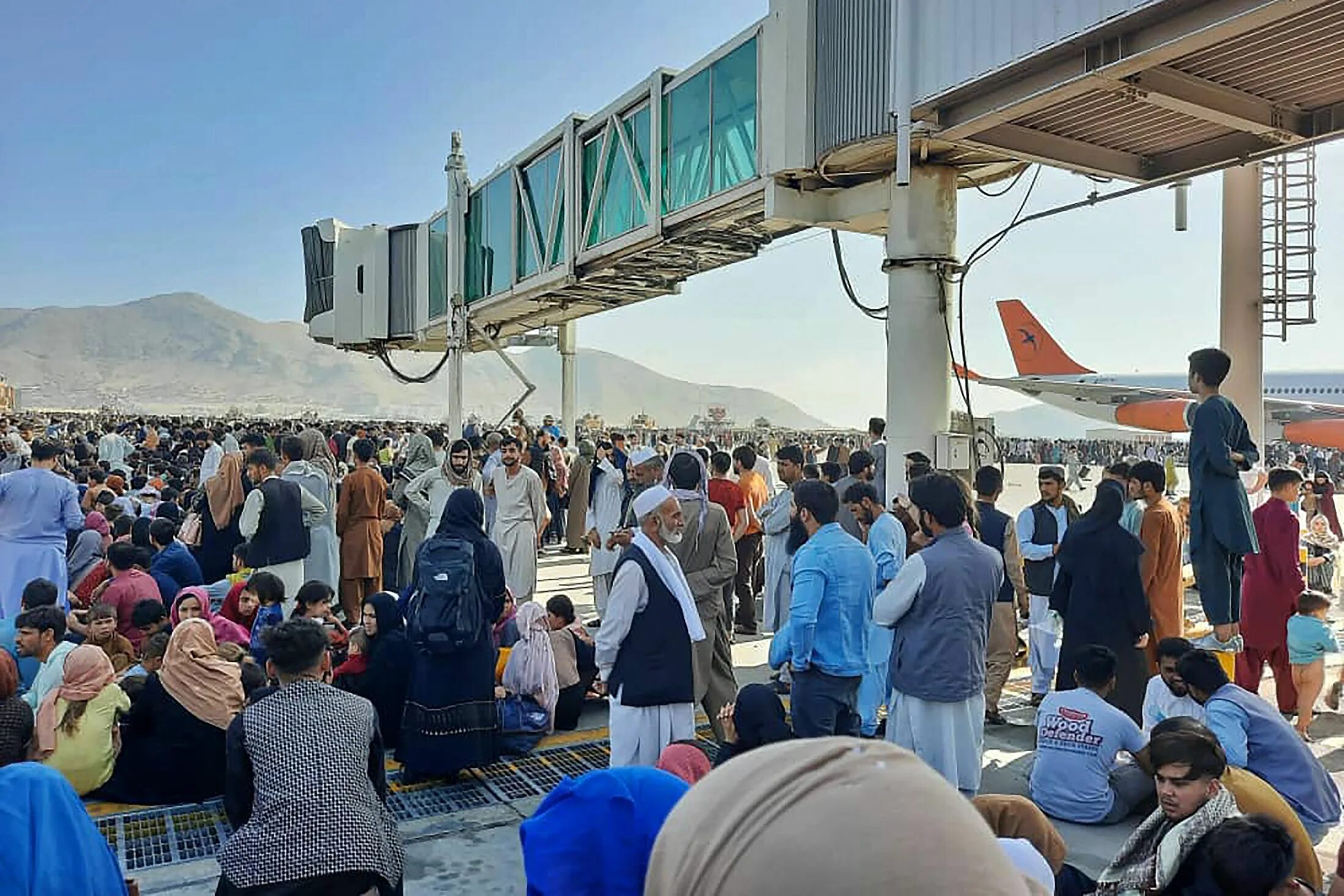 Афганские беженцы в аэропорту Кабула. Афганистан аэропорт Кабул. Аэропорт Кабул 2022. Афганистан 2021 аэропорт Кабула. Ураза кабул