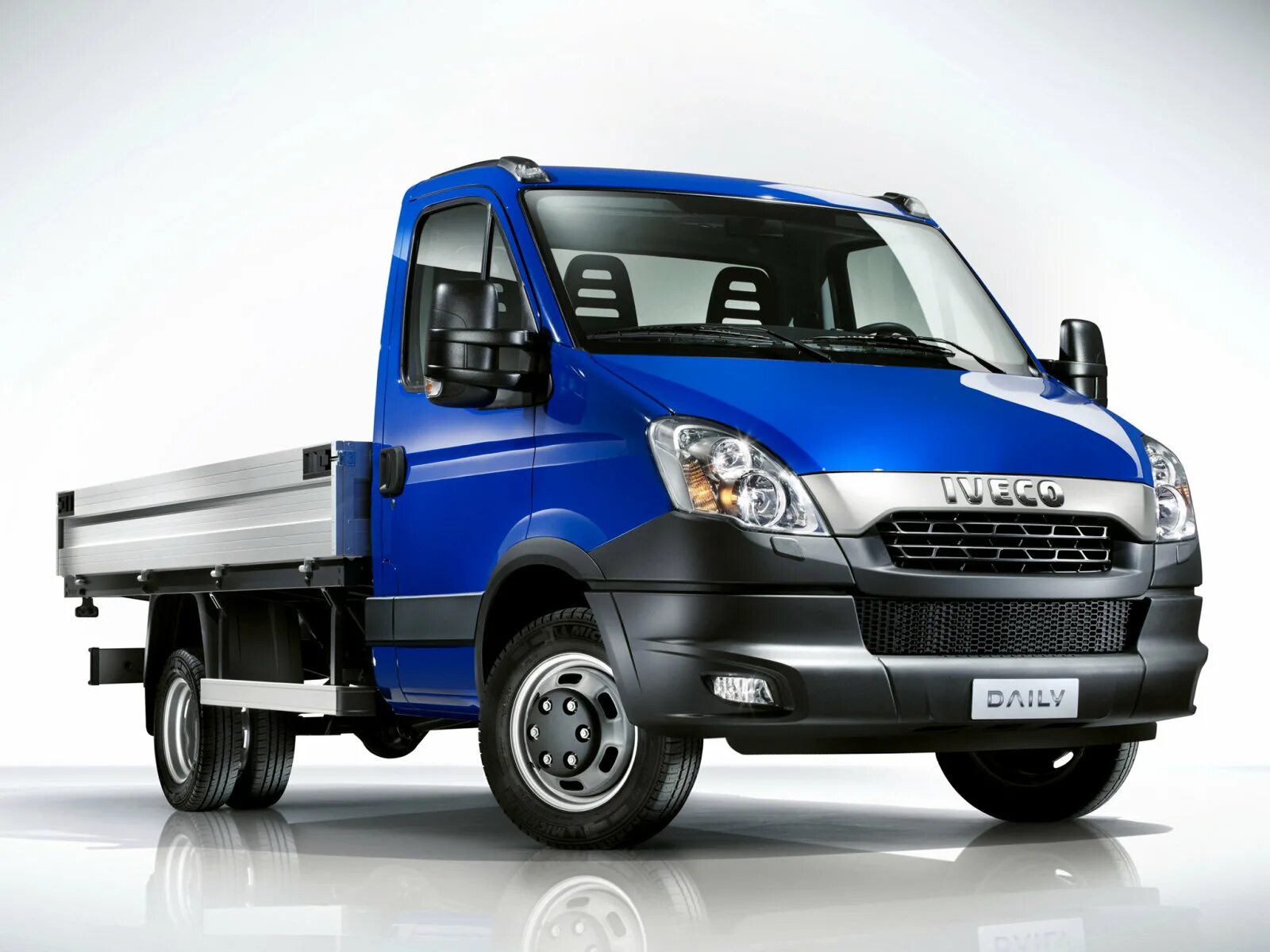 Ивеко Дейли бортовой. Ивеко Дейли грузовой. Iveco Daily 2. Ивеко Дейли 2020 бортовой.