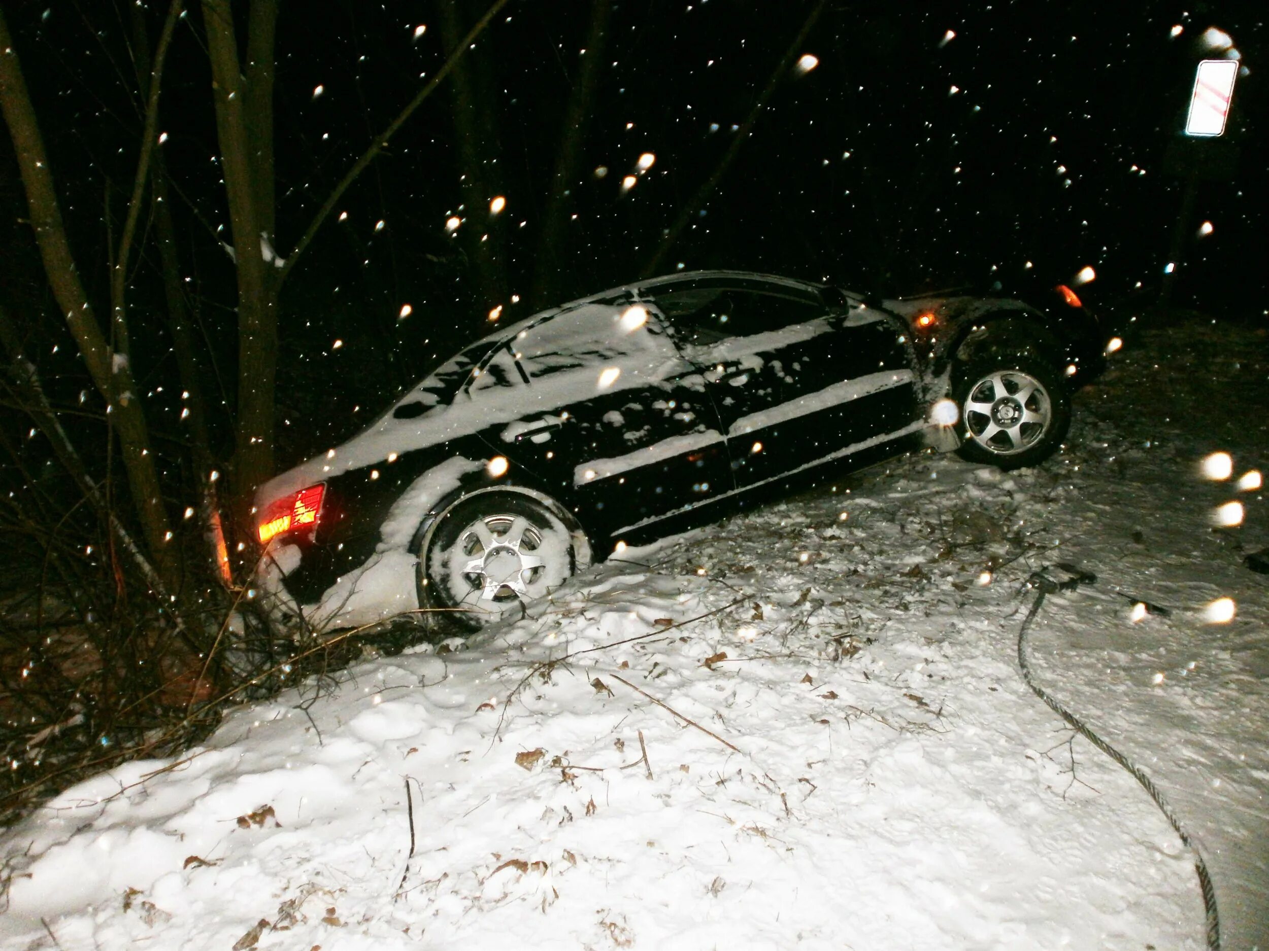Разбитая машина ночью. Ауди а6 перед разбитый. Шевроле Круз в кювете зимой. Форд Мондео 4 ДТП зима.