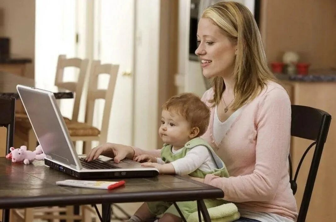 Работа на дому горки. Женщина с ребенком за компьютером. Мама в декрете. Деловая мама. Бизнес мама.