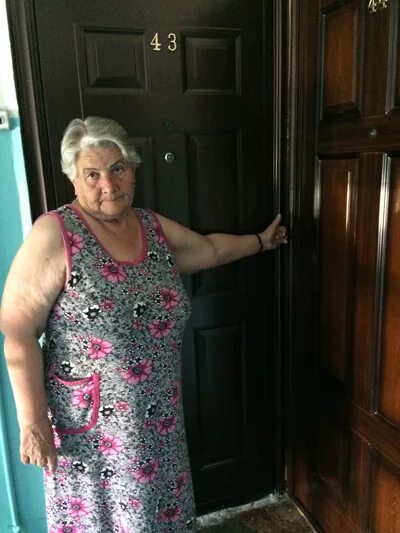 Окна в окна с соседями. Две женщины в возрасте. Полную соседку. Соседи в коммуналке. Полную соседку.