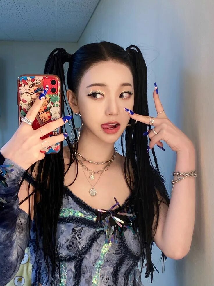 Com песни. Bubble pop! хёна. Кпоп группа твайс. Stray kids баббл. Itzy lia photocard.