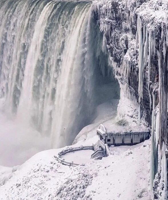 Водопады замерзают зимой. Замерзший водопад abiqua, орегон сша. Ниагарский водопад зимой. Замерзшие водопады в саянах. Водопады замерзают зимой.