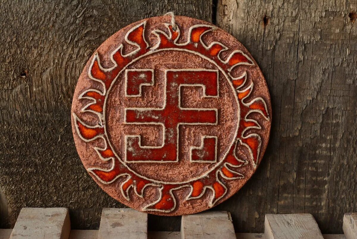 Алатырь камень. Свадебник славянский символ. Алатырь оберег с камнем. Славянский оберег яровик. Славянский амулет "ярило-солнце".