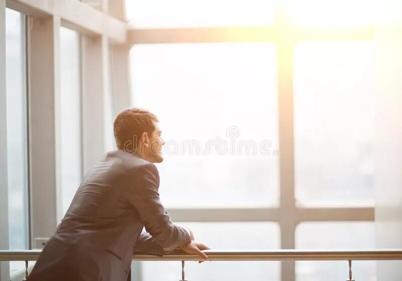 Бизнесмен у окна. Businessman look window. Человек на фоне окна. Человек у окна небоскреба. Сотрудник открывает окно в офисе.