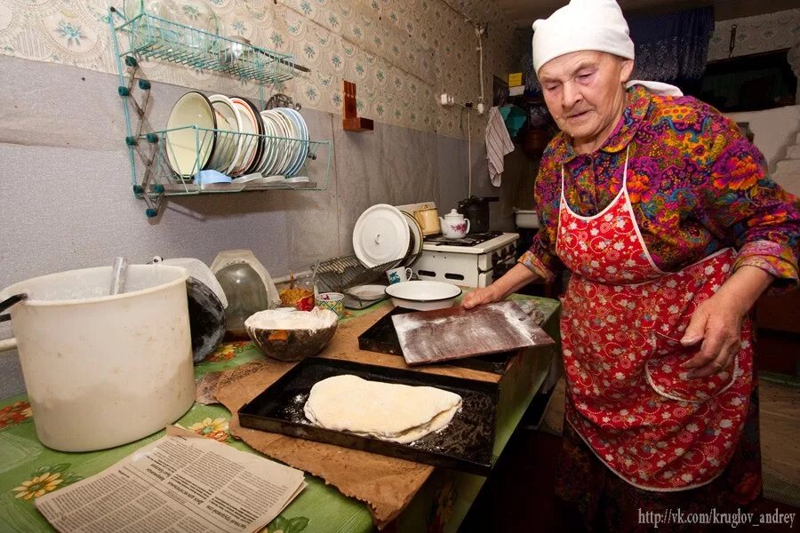 Бабушка варит. Бабка на кухне. У бабушки в деревне пироги. Старушка на кухне. Бабушка печет.