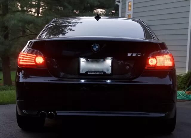 Задняя на бмв е60. Фонари BMW e60 дорест. BMW e60 Рестайлинг. Задние фонари БМВ е60 дорестайл. BMW e60 задние фонари.