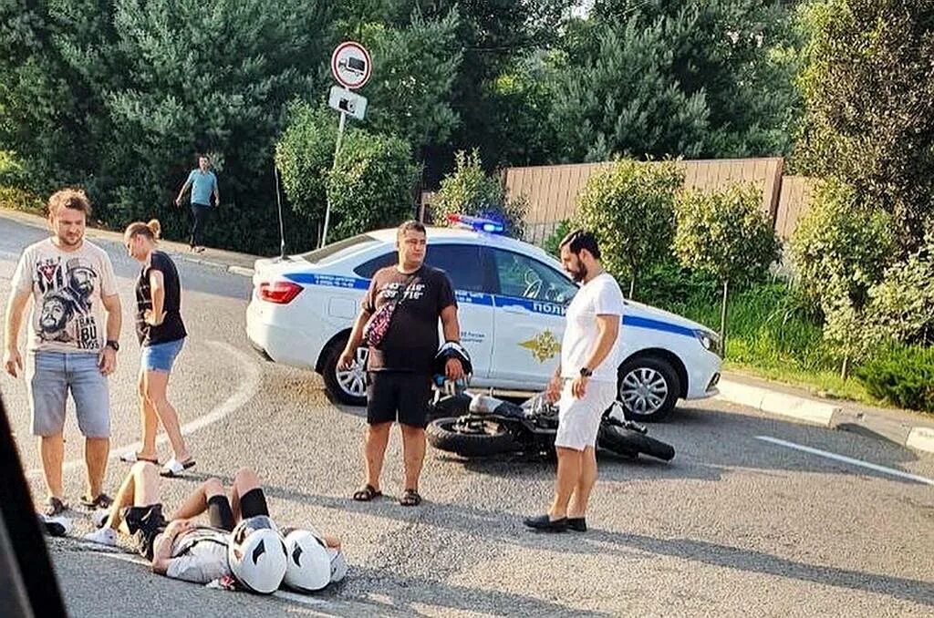 26 августа мужчина. Машина сбила мотоциклиста. ДТП В Сочи в Адлерском районе.