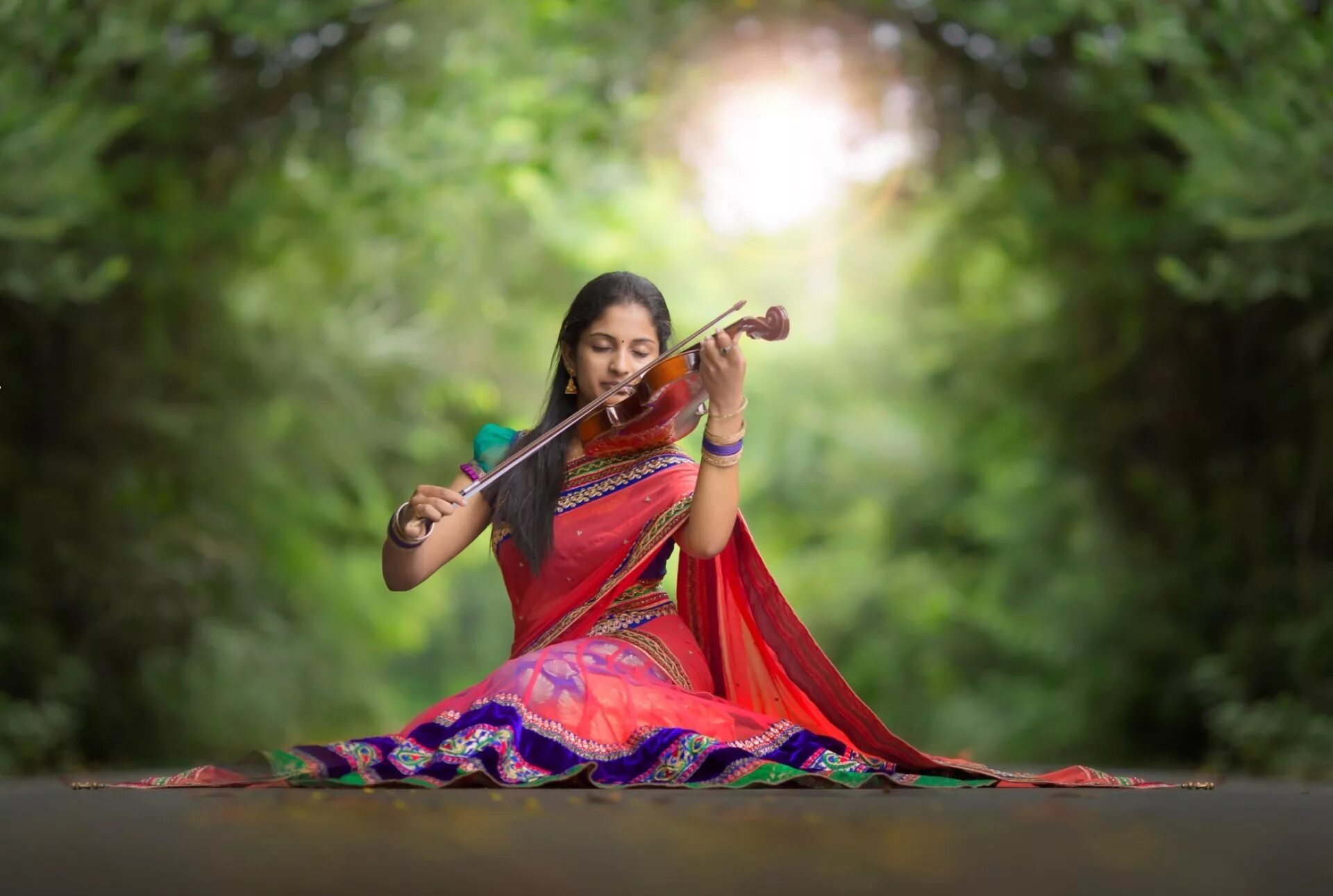 Индийские танцы на природе. Индийская скрипка. Индия девушки. Восточные музыканты. Сари музыка