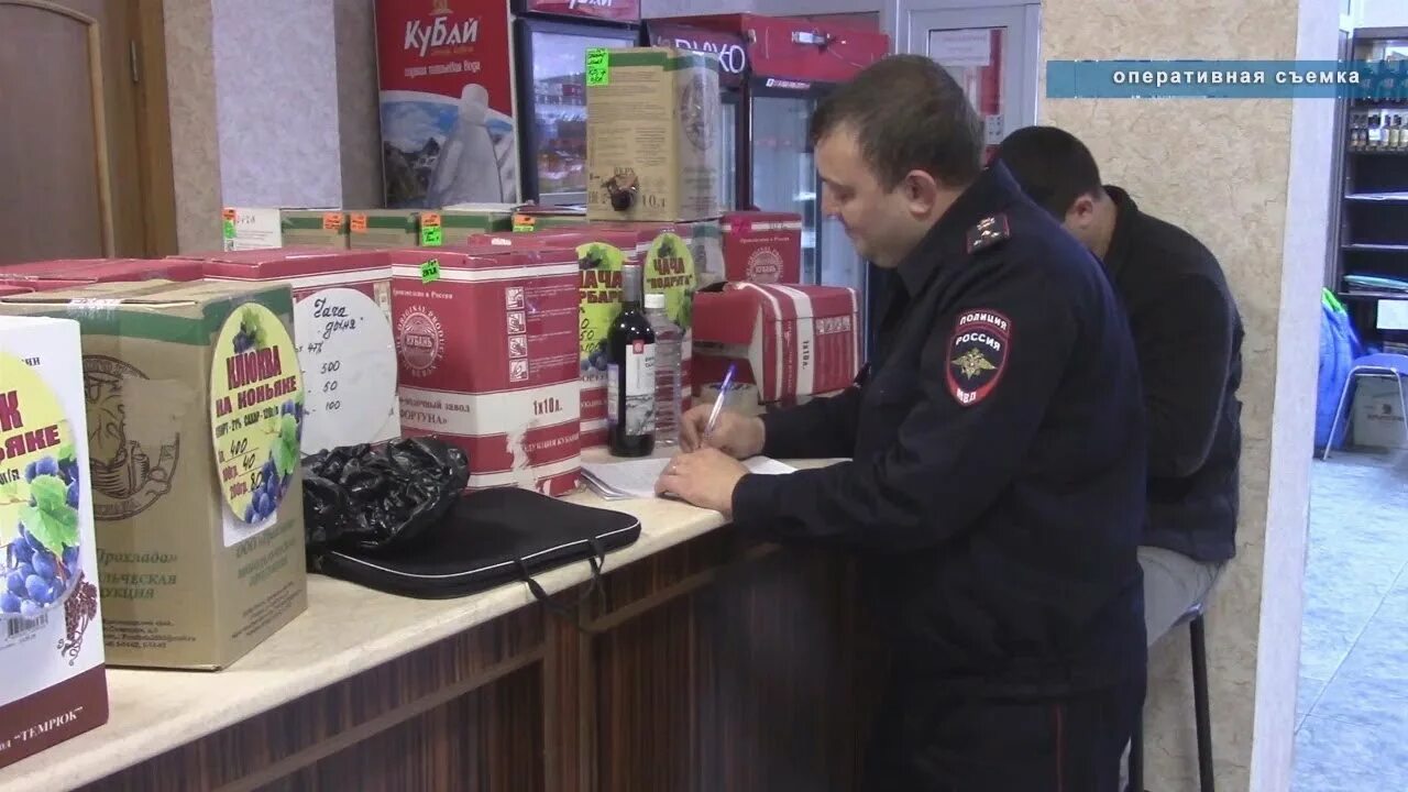 Отдел по борьбе с контрафактной продукцией. Изъятие контрафакта. Изъятие сигарет полицией. Контрафакт одежды. Борьба с незаконным оборотом промышленной продукции.