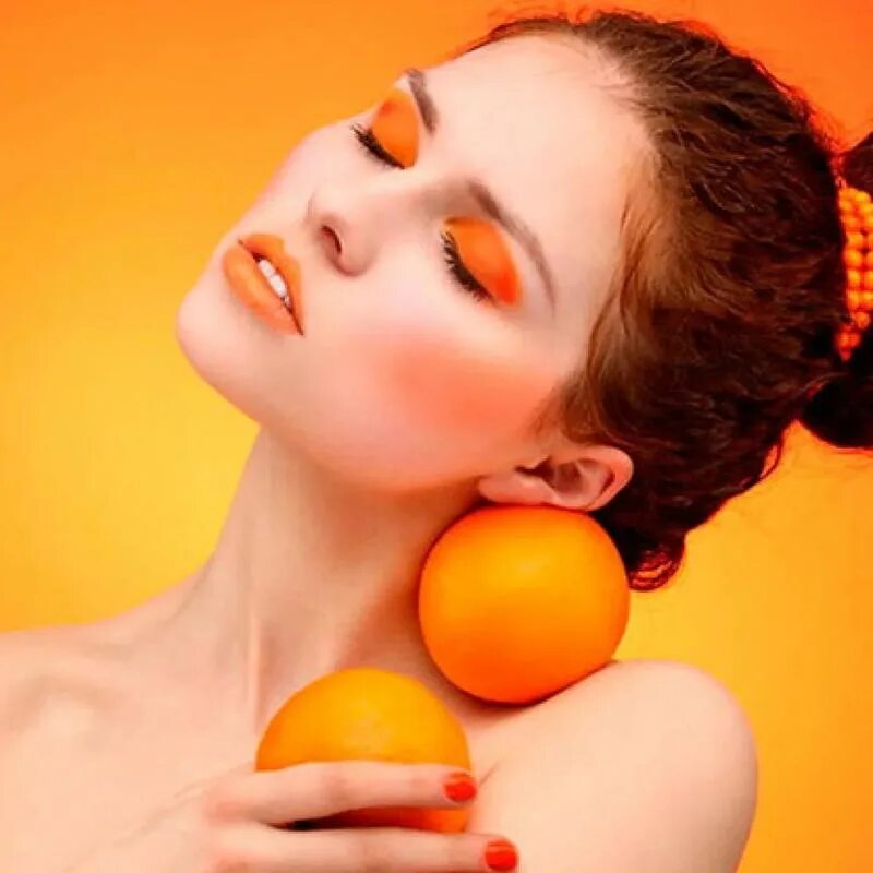 Девушка с мандаринами. Девушка с апельсинами. Массаж горячими апельсинами. Фотосессия с апельсинами.