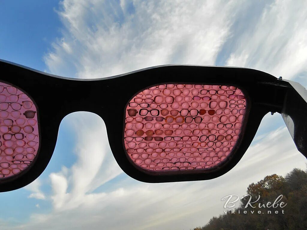 Через розовые очки. Вид через солнцезащитные очки. Очки которые. Солнечные очки в виде облачка. Розовые очки с черной оправой.