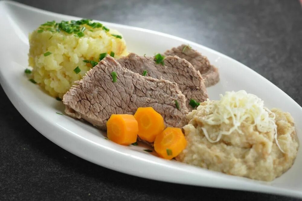Вареное мясо. Отварная говядина с овощами. Свинина отварная. Отварная говядина гарнир. Говядина отварная с брокколи.