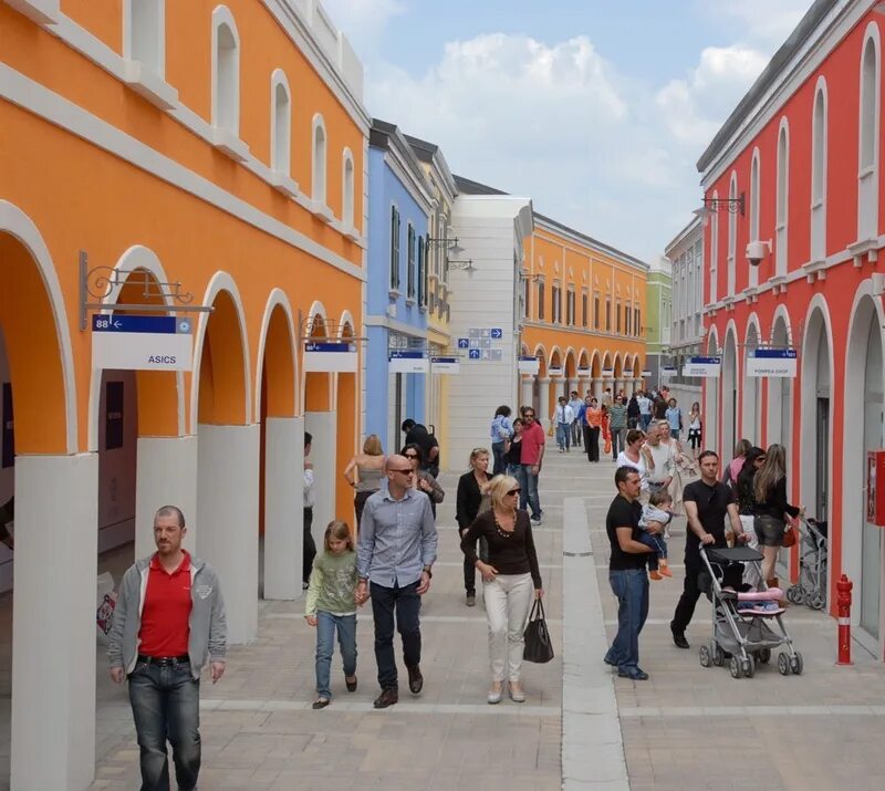 Деревня аутлет и площадь. Аутлет бергамо. Аутлет бергамо. Аутлет брешиа италия. Аутлет виладж как добраться.